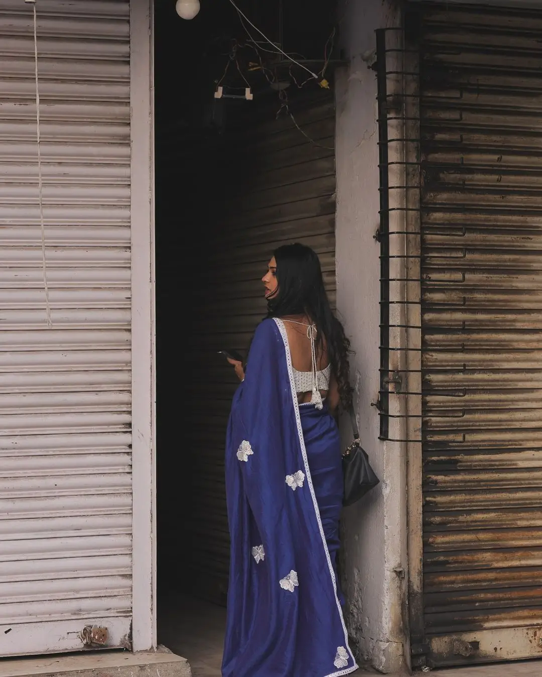 ZEE TV ACTRESS NISARGA GOWDA IN BLUE SAREE SLEEVELESS WHITE BLOUSE 13